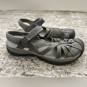 KEEN Rose Sandals Grey Closed Toe Water Hiking Shoes Size 10 Womens Adj Strap